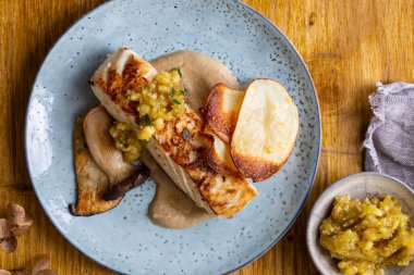 Tavada kızarmış halibut, mantar hızı, fındık ezmesi ve patates cipsi.