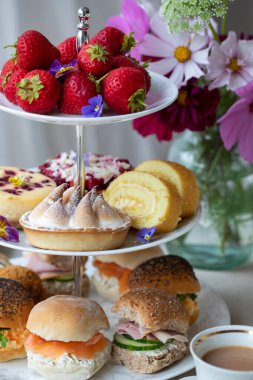 Kekler ve sandviçlerle öğleden sonra çayı