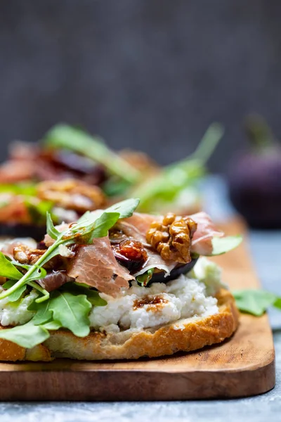 Canapes Ricotta Cheese Fíky Vlašské Ořechy Parma Ham — Stock fotografie