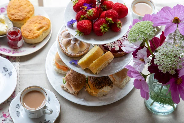 Délutáni Tea Süteményekkel Szendvicsekkel — Stock Fotó