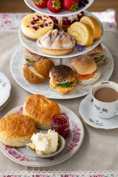 Nachmittagstee Mit Scones Kuchen Und Sandwiches — Stockfoto