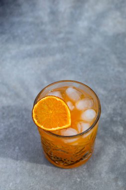 Portakal suyu ve buzlu votka kokteyli.