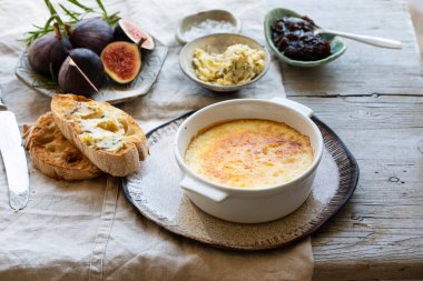 Kızarmış ciabbatta ekmeği ve ançüezli tereyağlı parmesan kreması.