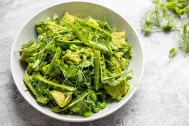 Bezelye filizleri ve geniş fasulyeli panzanella.