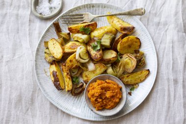 Kırmızı biber soslu fırında patates ve pırasa.