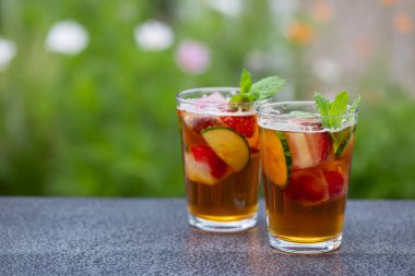 Sivilce ve limonata geleneksel İngiliz kokteyli.