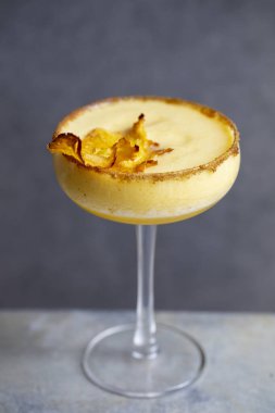 Çıtır ananas garnitürlü ananas kokteyli.