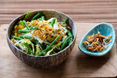 Yeşil fasulyeli baharatlı Endonezya sebzeleri, fasulye filizi ve kızarmış soğan.