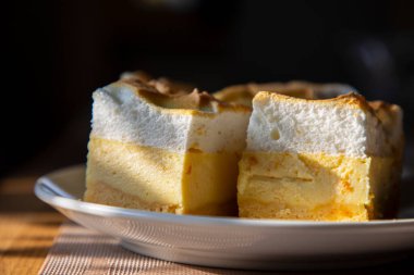 Yumuşak kremalı peynirli kafe.