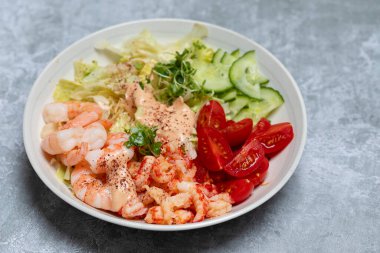 Salata ve deniz ürünleri soslu kerevit ve karides.