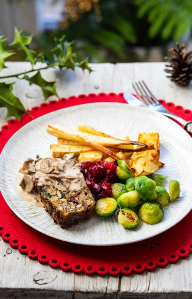 Vegetarisch Kerstdiner Met Notengebraad Champignonsaus Geroosterde Pastinaak Spruitjes — Stockfoto