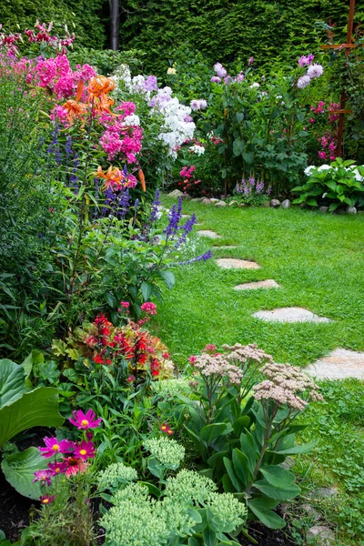Giardino Con Fiori Fiore Nel Bel Mezzo Dell Estate — Foto Stock