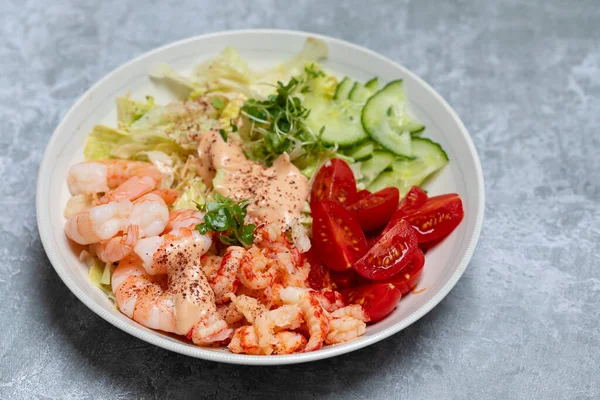 Salata ve deniz ürünleri soslu kerevit ve karides.