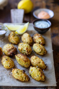 Pişmiş vejetaryen pırasa ve karnabahar quenelles