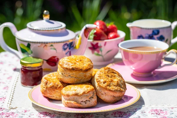 Frisch Gebackene Scones Mit Tee Garten — Stockfoto