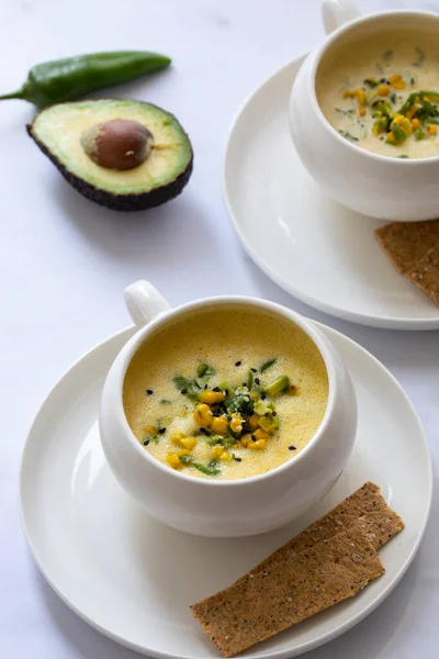 Sopa Milho Doce Resfriada Com Abacate Salsa Coentro — Fotografia de Stock