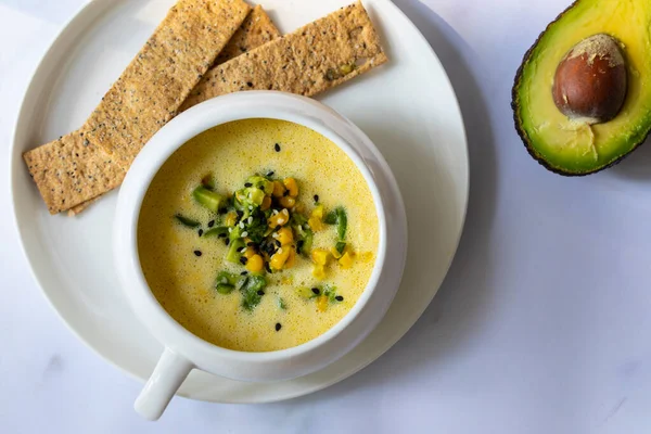 Sopa Milho Doce Resfriada Com Abacate Salsa Coentro — Fotografia de Stock