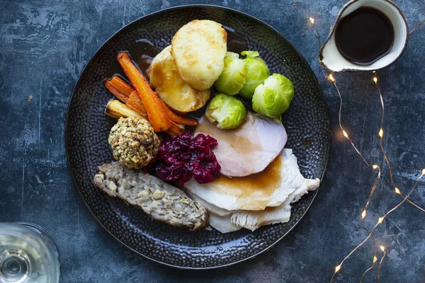 Kerstdiner Met Kalkoen Worst Gebraden Aardappelen Vulling Cranbery Saus — Stockfoto