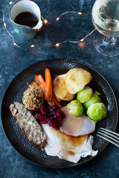 Kerstdiner Met Kalkoen Worst Gebraden Aardappelen Vulling Cranbery Saus — Stockfoto