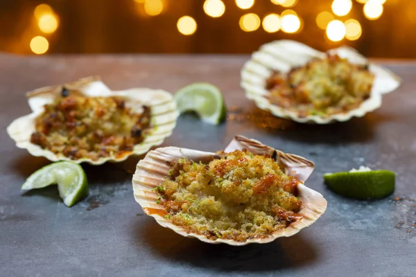 Gebackene Jakobsmuscheln Mit Würzigen Semmelbröseln — Stockfoto