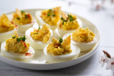 Beyaz tabakta yumurtalı kanepeler.
