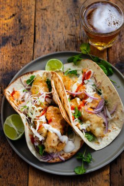 Lahana ve sarımsaklı Meksika balıklı taco.