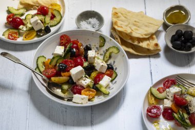 Domatesli Yunan salatası, salatalık ve peynir.