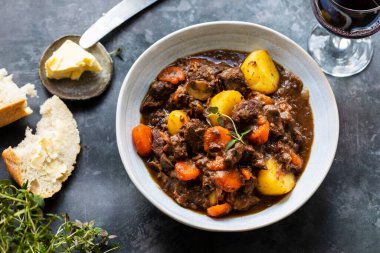 Klasik sığır burginyon yemeği.