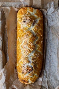 Vejetaryen pancar kökü ve kabuklu börek.