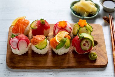 Somon, ton balığı ve sebzeli Temari suşi topları.