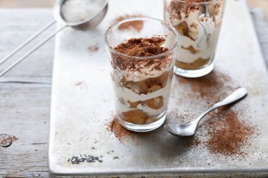 Bireysel porsiyon tiramisu tatlısı bardakta.