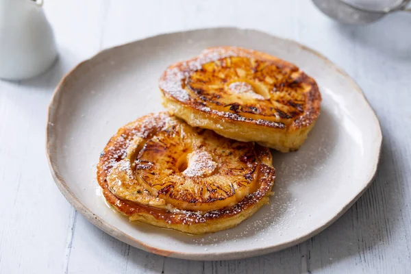 Pfannkuchen Mit Karamellisierten Ananas Und Puderzucker — Stockfoto