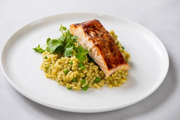 Groene Erwten Risotto Met Gegrilde Zalm — Stockfoto