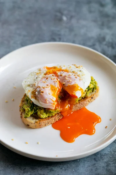 Avokado püresi ve haşlanmış yumurtalı tost.