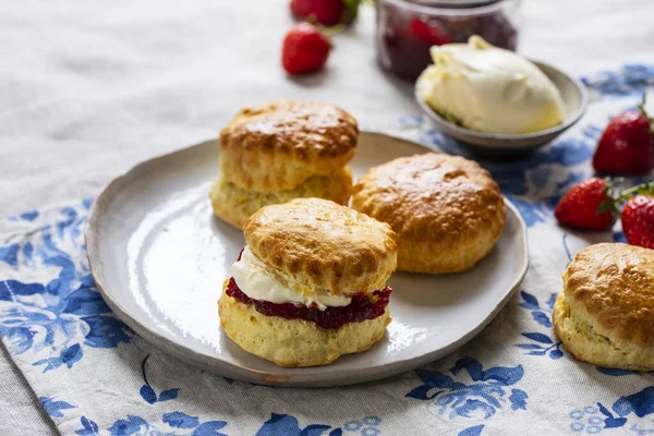 Frisch Gebackene Hausgemachte Scones Mit Erdbeermarmelade Und Clotted Cream — Stockfoto