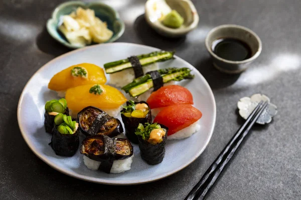 토마토 오베르 아스파라거스 후추와 초밥을 선택하는 — 스톡 사진