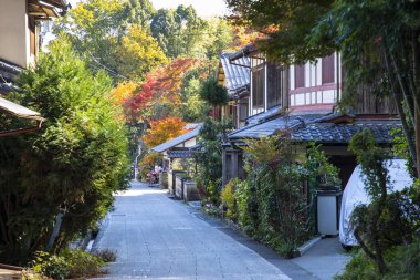 KYOTO, JAPONYA - 23 Kasım 2019: Adashino Nenbutsuji Tapınağı yolu boyunca Meiji Dönemi tarzında korunmuştur.