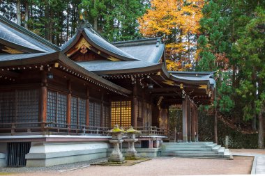 TAKAYAMA, JAPONYA, 26 Kasım 2019: Tarihi bölge sokakları Edo Dönemi 'nden kalma ahşap tüccarlarla doludur.