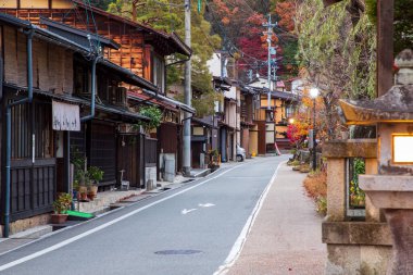 TAKAYAMA, JAPONYA, 26 Kasım 2019: Tarihi bölge sokakları Edo Dönemi 'nden kalma ahşap tüccarlarla doludur.