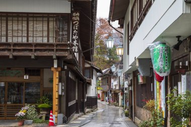SHIBU ONSEN, JAPONSEN - 27 Kasım 2019: Shibu Onsen, Yamanouchi 'de tarihi ve çekici bir sıcak bahar şehridir.
