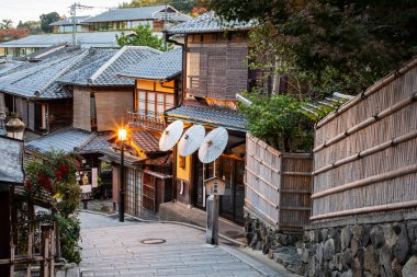 KYOTO, JAPONYA, 23 Kasım 2019: Arashiyama, Kyoto 'nun batı kesiminde, Katsura Nehri ve çevresindeki dağların merkezi olan bir bölgedir.