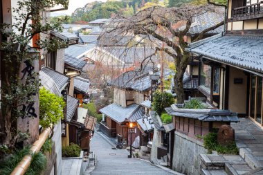 KYOTO, JAPONYA - 17 Kasım 2019: Ninezaka ve Sannenzaka, Kyoto 'nun geleneksel Japon binalarıyla dolu sembolik caddeleridir.
