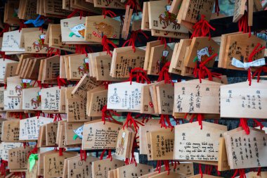 KYOTO, JAPONYA - 18 Kasım 2019: Ema, Japonya 'da sıkça rastlanan ve Shinto ve Budist inananların dua veya dilek yazdıkları küçük tahta plaklardır..