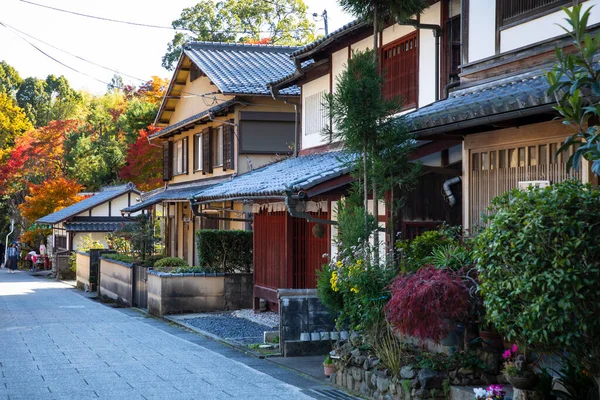 KYOTO, JAPONYA - 23 Kasım 2019: Adashino Nenbutsuji Tapınağı yolu boyunca Meiji Dönemi tarzında korunmuştur.