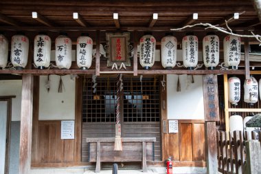 KYOTO, JAPONYA - 18 Kasım 2019: Nyakuoji-jinja Tapınağı, İmparator Go-Shirakawa bu küçük tapınağı 1160 yılında Kumano Tapınağı 'nın bir kolu olarak kurdu..