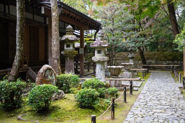 KYOTO, JAPONYA - 18 Kasım 2019: Kyoto 'daki Honen-in Tapınağı 17. yüzyılda keşiş Honen' i onurlandırmak için inşa edildi.