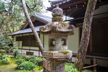 KYOTO, JAPONYA - 18 Kasım 2019: Kyoto 'daki Honen-in Tapınağı 17. yüzyılda keşiş Honen' i onurlandırmak için inşa edildi.