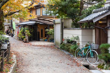 KYOTO, JAPONYA -18 Kasım 2019: Kyoto 'nun en önemli turistik bölgelerinden biri olan Kuzey Higashiyama Bölgesi sokakları