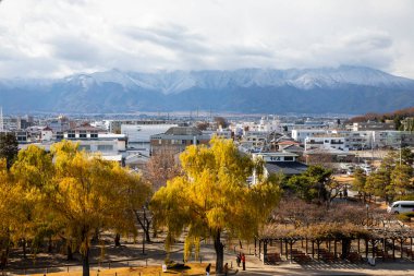 MATSUMOTO, JAPONYA - 29 Kasım 2019: Matsumoto şehri, Japonya 'nın göbeğindeki dağların arasına kurulmuş Japon Alpleri' nin eteklerindedir..