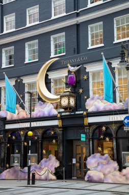 Londra, Birleşik Krallık - 20 Kasım 2021: New Bond Caddesi 'nin şık bölgesinde Noel için mağaza süslendi.